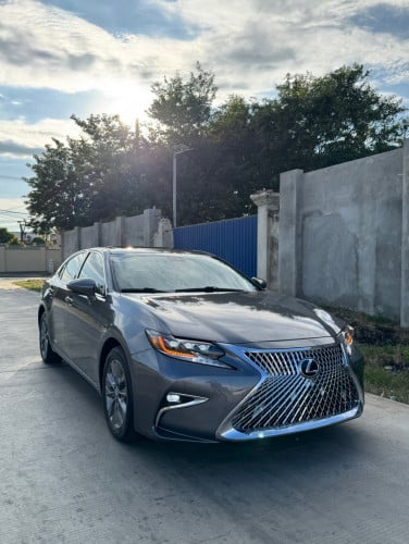 LEXUS ES300H Full Premium ឆ្នាំ 2013 ពណ៍សកាំម៉ៃ ក្នុងលឿង Upgrade 2022