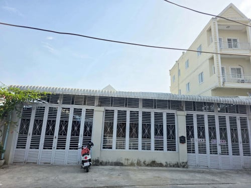 Nicely and clean shop house for sale in urgent at Prek Eng Market