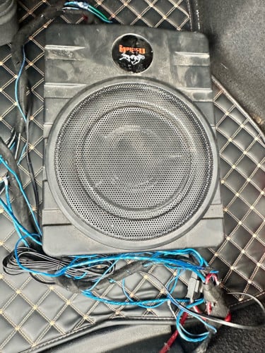 នៅលឺធម្មតាសាបក្រោមកៅអី