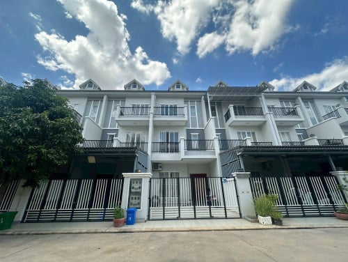 វីឡាកូនកាត់សំរាប់លក់  នៅក្នុងបុរីភ្នំពេញថ្មី គ្រីស្តាល់ផាក( ផ្លូវវេងស្រេង)