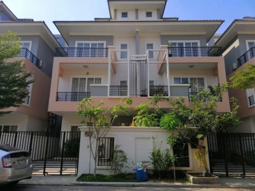 វិឡាភ្លោះសំរាប់លក់បន្ទាន់ ក្នុងបុរីភ្នំពេញថ្មី ជាប់ក្រសួងកិច្ចការនារី