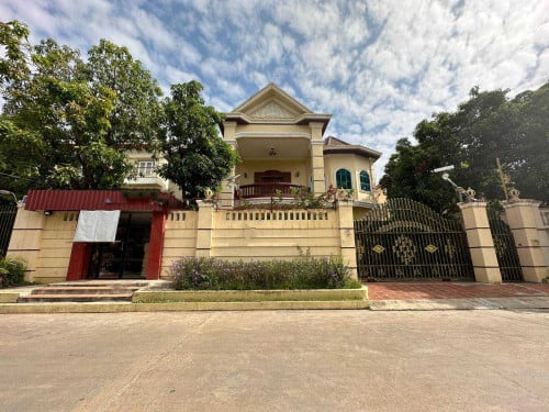 វីឡាទោលលក់បន្ទាន់ នៅជាប់បុរី វីឡាទួលសង្កែ​ ( ខណ្ឌឬស្សីកែវ )