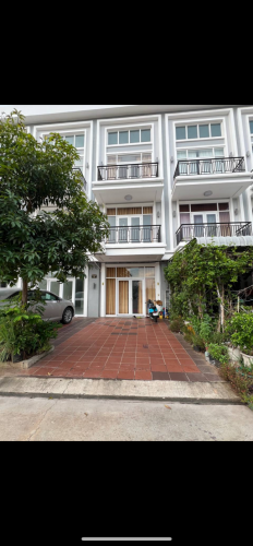 ផ្ទះស្អាតធំទូលាយចំមុខសួរស្រួលរស់នៅ