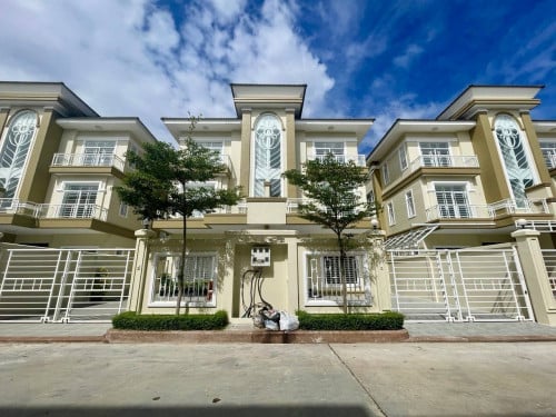 វីឡាភ្លោះ លក់បន្ទាន់ នៅបុរីហេងហៀង