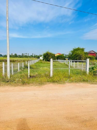 ដីសម្រាប់លក់ ខាងលិចតារាងកូនហ្គោលជ្រៃលាស់ 10m x 50m មានរបងរួច