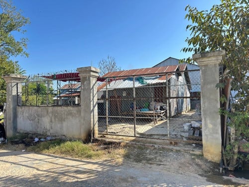 ផ្ទះនៅជិតផ្សារបែកចានលក់បន្ទាន់ទំហំដី8.5mx20m