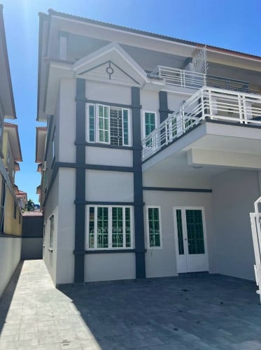 វិឡាភ្លោះសំរាបលក់ក្នុងបុរីប៉េងហ៊ួតលូ៥ ចំងាយ900m ពីផ្សារស្ទឹងមានជ័យថ្មី