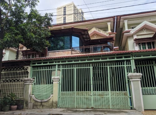 វិឡាភ្លោះសំរាបលក់ក្នុងបុរីប៉េងហ៊ួតលូ៥ ចំងាយ900m ពីផ្សារស្ទឹងមានជ័យថ្មី