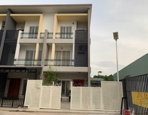 វិឡាកូនកាត់សម្រាប់លក់ ក្នុងបុរីហាយលែន ( Borey Highland)