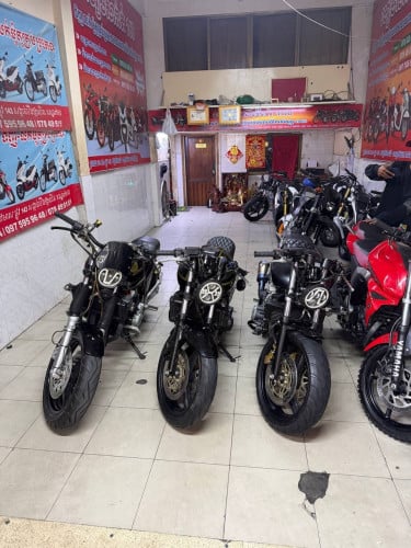 ខ្ញុំចង់លក់  ម៉ូតូ CB 400cc ធានាម៉សុិនមិនទាន់ដោះ យកមួយណាក៏បានដែល