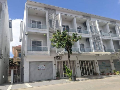 ផ្ទះអាជីវកម្មក្នុងបុរីវារីណាផ្លូវឌួងងៀបសំរាបជួលក្បែរមន្ទីពេទ្យអន្តរជាតិ Orienda និងផ្សារ K-mall