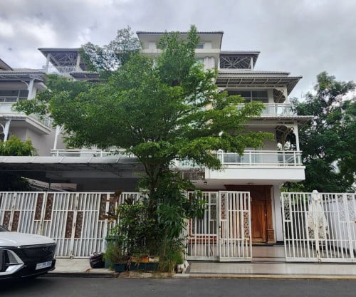 វិឡាភ្លោះកែងត្រូវការដាក់លក់បន្ទាន់ ក្នុងបុរីOrkide