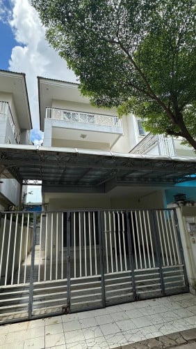 វិឡាភ្លោះសំរាបលក់ ក្នុងបុរីភ្នំពេញថ្មី ខាងក្រោយបុរីOrkide