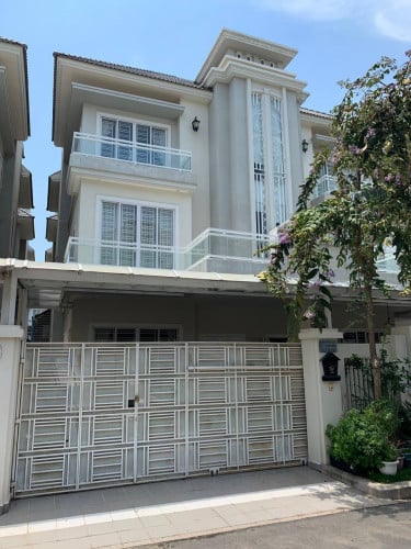 វិឡាភ្លោះសំរាបលក់ក្នុងបុរី Orkide villa ផ្លូវ២០០៤ ទលើមុខផ្សារ Mid-town