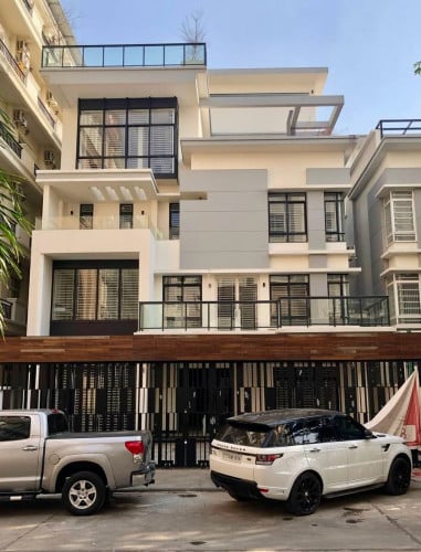 🏘ផ្ទះវីឡា (Villa) នៅក្នុងបុរី គ្រីស្តាល់លើផ្លូវទ្រុងមាន់ ត្រូវការលក់បន្ទាន់ខ្លាំង