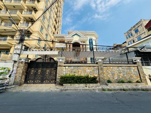 7 Bedrooms For Rent In Toul Tompong Area Close  to Russian Market.