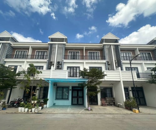 Link house for rent at Borey Lucky One Road 50m