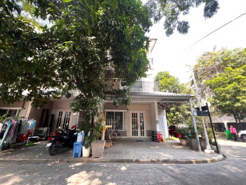 Link House for Sale at PH Beoung Snoa – 4 Bedrooms, Hard Title✨