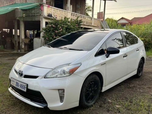 Prius 2013 Solar ក្នុងលឿង ស្បែកពូកហ្សុីន