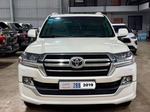Toyota Land Cruiser 2019 V8 សាំង full option តម្លៃពិសេស