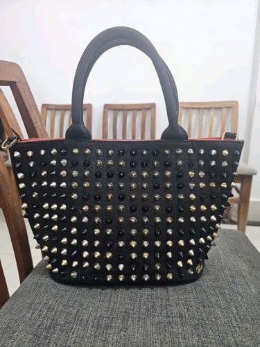 កាបូបយួរដៃ