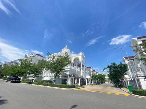 វីឡាឃីងកែងនៅលើផ្លូវសួន សម្រាប់លក់នៅបុរីភ្នំពេញថ្មីអេលីតផាក2​