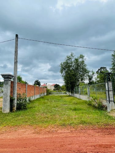 ដីលក់បន្ទាន់​ ជិតផ្សារម៉ាក្រូ​ឈៀកឡានសៀមរាប​ ប្លង់រឹង​ 400ម៉ែត្រពីផ្លូវជាតិលេខ​ 6A