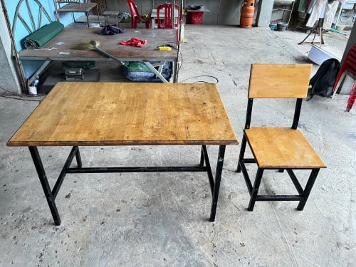 តុនឹងកៅលក់១ឈុត មានតុ១កៅ៤ នៅស្អាត៩០ភាគរយ តុកៅអីក្រាសល្អមាំ លក់45$១ឈុត ទាក់ទងលេខ016679797