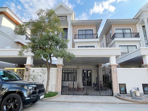 វីឡាសម្រាប់ជួលនៅបុរីប៉េងហួតដឹស្តាមេរាហ្គាដិន 50ម