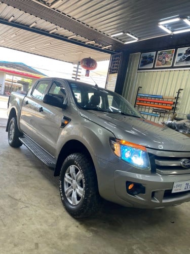 លក់ Ford ឆ្នាំ2013 លេខអូតូកាប់ពីតាស់ ប៉ុង2 ម៉ាសុីនម៉ាស៊ូត 2.2 ឡានស្អាត អត់បុកប៉ះ ឯកសារគ្រប់