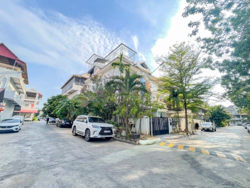 🏠វីឡាភ្លោះកែងសួន សម្រាប់លក់ !!