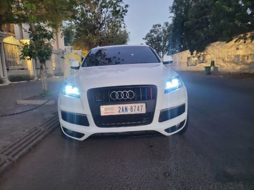 Audi Q7 ឆ្នាំ2012 ប្រភេទម៉ាសុីនសាំងឡានស្អាត