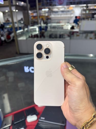 iPhone 16 Pro Desert CH/A  HD256GB Phone Condition 97% 🔋92% , Sim 2 ម៉ាស៊ីនសានុំហ្សីន , បែកខ្នង