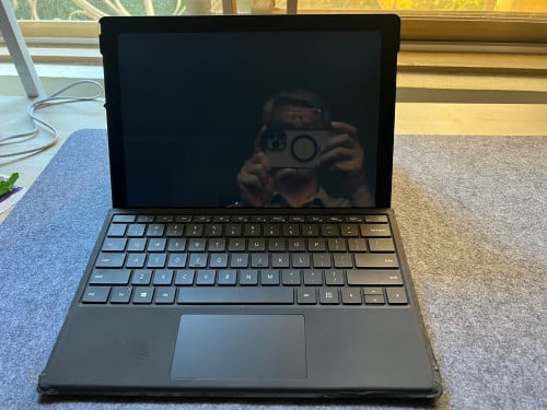 Microsoft Surface Pro 7 Plus CPU i7-1165G7 2.8GHzRam : 16 GBSSD : 512 GBScreen 12.3” 2K Touch