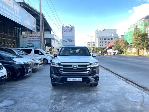 Toyota Land Cruiser LC 300 VX-R Full Options 2022 • Options ( Auto doors ទ្វាបុឺត 4 ទ្វា )
