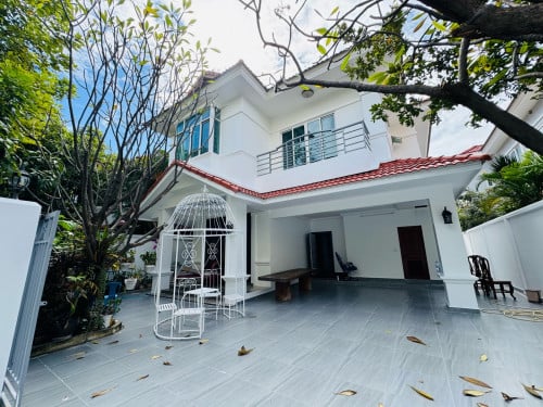 Villa 3 Bedrooms For Rent in Tonle Bassac Area