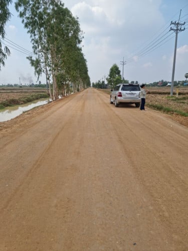 ដីសំរាបលក់នៅជិតបែកចានជាប់ផ្លូវធំ ក្បែរផ្សារបែកចាន