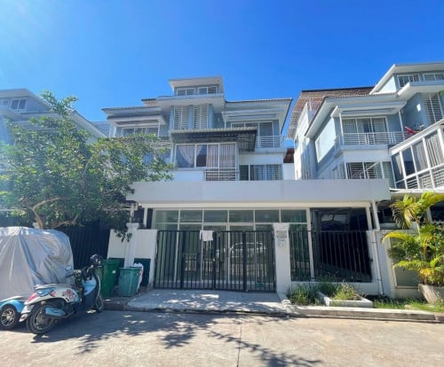 វិឡាភ្លោះសំរាបលក់បន្ទាន់ ក្នុងបុរីប៉េងហ៊ួតបឹងស្នោ