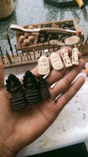 បន្តោងព្រះធ្វើពីថ្មកែវ ដើមមាន ក្រញូង និងភ្លុកដំរីជាដើម