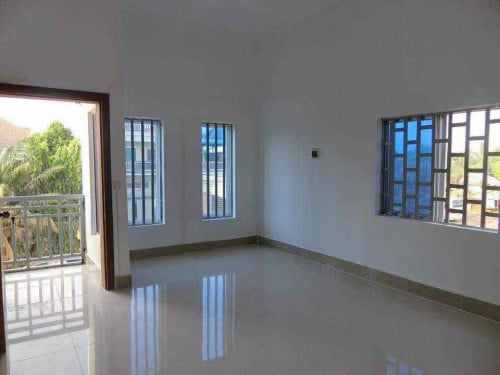 ផ្ទះល្វែងលក់កណ្តាលក្រុងសៀមរាប- ខាងលិចផ្សារដើមក្រឡាញ់