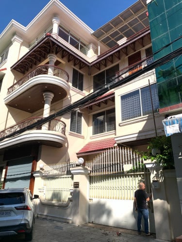 ផ្ទះវីឡាសំរាប់ជួលនៅភ្នំពេញ 別墅出租