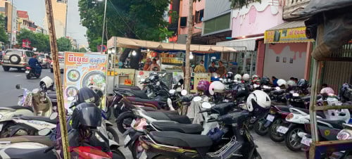 ត្រូវការបុគ្គលិកនៅជាមួយ យកតែប្រុសទេ22ឆ្នាំចុះក្រោម