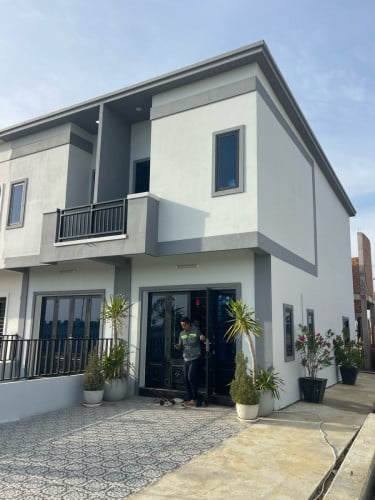 ផ្ទះ​ផ្លូវបែកជា4