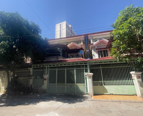 វិឡាភ្លោះសំរាបលក់ក្នុងបុរីប៉េងហ៊ួតលូ៥ ចំងាយ900m ពីផ្សារស្ទឹងមានជ័យថ្មី