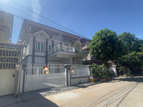 វិឡាភ្លោះសំរាបលក់ក្នុងបុរីប៉េងហ៊ួតលូ៥ ចំងាយ900m ពីផ្សារស្ទឹងមានជ័យថ្មី