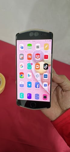 លក់Meitu V6នៅស្អាត99% Ram6g 128g