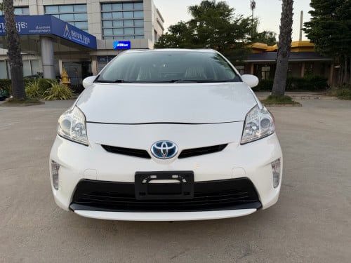 ទើបរៀបចំរួចPrius 2013 Option 2 ពណ៌សកាំមៃ ឡានសន្លឹកពន្ធ