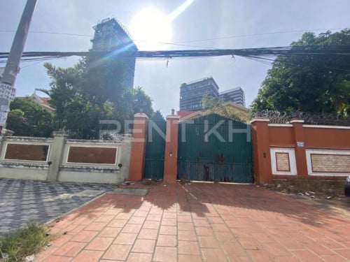 - វីឡាទោលសម្រាប់ជួលនៅទួលគោក / Single Villa for Rent at Tuol Kouk