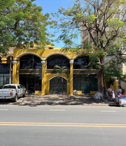 Commercial for rent near royal palace