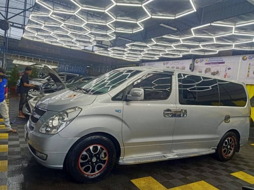 HYUNDAI Starex 2010 For Rent /出租